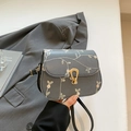 Bolso de hombro azul marino con bordado floral, hebilla dorada y correa de cuero - Negro