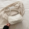 Weiße Baguette-Tasche aus geprägtem PU-Leder mit Schlangenmuster in Halbmondform - Weiß