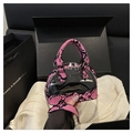 Détail du sac coquillage motif serpent avec PVC transparent et chaîne argentée - Rose