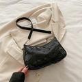 Minimalistische schwarze Schultertasche mit eleganter Schlangenhaut-Textur - Schwarz