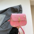 Bolso bandolera rosa con bordado floral y hebilla metálica dorada - Rosa