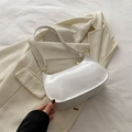 Minimalistische weiße Lackleder-Unterarmtasche mit goldenen Beschlägen und Gurt - Weiß