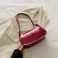 Glänzende weinrote Lackleder-Unterarmtasche mit stilvollem, minimalistischem Schultergurt - Rot
