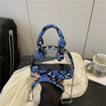 Borsa a conchiglia in PVC trasparente blu pitonato con tracolla a catena - Blu