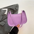 Elegante borsa a spalla baguette viola in pelle verniciata con finitura lucida - Viola