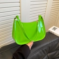 Borsa a spalla a mezza luna verde fluorescente in pelle verniciata lucida con zip dorata - Verde