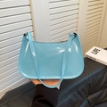 Borsa a spalla in pelle verniciata azzurra lucida con cerniera dorata e stile minimal - Blu