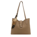 Khaki-Eimer-Handtasche aus Kunstleder mit bedrucktem Seidenschal und Goldverschluss - Khaki