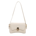 Bolso bandolera beige minimalista para mujer con cierre de metal dorado giratorio - Blanco