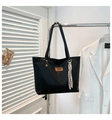 Sac cabas noir tressé de grande capacité avec étiquette brune et breloque en nœud coloré - Noir Avec Pendentif