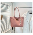 Sac fourre-tout rose avec texture tissée et breloque décorative pour l'épaule - Rose Avec Pendentif