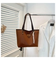Sac fourre-tout marron tissé à texture géométrique et pompon sur un cintre - Marron avec Pendentif