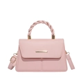 Minimalistische roze trapezium handtas met gouden metalen staaf en gevlochten handvat - Roze