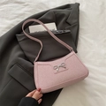 Bolso rosa de hombro con textura tejida brillante y detalle de lazo metálico - Rosa