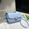 Sac bandoulière élégant bleu clair avec boucle argentée et détails en tissu - Bleu ciel