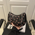 Sac sous le bras minimaliste en cuir noir avec motif cerise et chaîne en argent - Imprimé Cerise (Noir) / Noir
