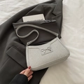 Elegante bolso plateado de textura chic con detalle de lazo metálico y asa fina - Plateado