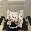 Sac sous le bras blanc avec imprimé cerise frais et bandoulière chaîne argentée - Imprimé Cerise (Blanc) / Blanc