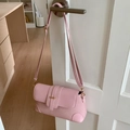 Detail of pink patchwork crossbody bag with fine woven texture and golden metal buckle - Pink