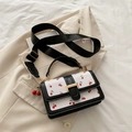 Bolso cuadrado de cuero blanco con estampado de cerezas y correa ancha negra ajustable - Negro Con Colgante