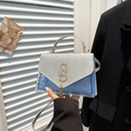 Bolso sobre de PVC azul translúcido con solapa de purpurina plateada y logo S dorado - Plateado