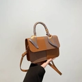 Bruine vintage handtas met gemengde texturen en met sjaal omwikkeld handvat - Bruin