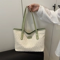 Weiße Häkel-Stofftasche mit hellgrüner Kunstleder-Verzierung und stabilen Griffen - Grün