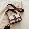 Mini borsa quadrata bianca con motivo ciliegie rosse e tracolla marrone regolabile - Marrone senza ciondoli