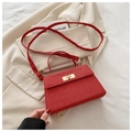 Sac à main vintage rouge texturé avec fermoir doré et bandoulière réglable - Rouge