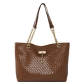 Borsa tote marrone con trama intrecciata, manici a catena dorata e ciondolo a cervo - Stile Tote Intrecciato (00-25008) / Marrone