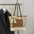Stroh-Tragetasche mit brauner Ledertasche und Spitzenbogen-Detail für Sommer - Beige