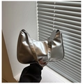 Borsa hobo a mezzaluna argento metallizzato con tracolla regolabile e texture a pieghe - Argento