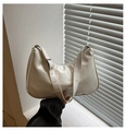 Borsa a spalla a mezzaluna bianco crema minimalista in pelle lucida con fibbia - Bianco