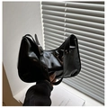 Elegante borsa hobo in vernice nera con tracolla regolabile con fibbia argento - Nero