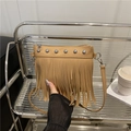 Borsa a tracolla kaki in finta pelle opaca con nappe, rivetti argento e chiusura lampo - Cachi