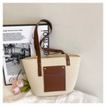 Cremefarbene Strohtasche mit braunen Lederriemen und Vordertasche für den Sommer - Off-White (Schlicht)
