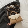 Minimalistische khakifarbene Handtasche aus Leder mit beigefarbenem Webmuster - Khaki
