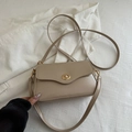 Sac bandoulière carré beige minimaliste en similicuir avec boucle dorée élégante - Kaki