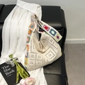 Handgefertigte Häkel-Schultertasche in Beige mit bunten Blumenmustern im Boho-Stil - Gebrochenes Weiß