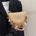 Handgewebte Stroh-Satteltasche mit bunten Quasten und gewelltem Stickereidetail für Damen - Khaki