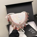 Schicke gewebte Strandumhängetasche mit bunten Wellennähten und weichen Quasten - Rosa