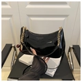 Vue détaillée du sac bandoulière en cuir verni noir brillant avec un pendentif cerise - Noir
