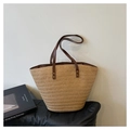 Gewebte Strohtasche mit braunen Lederriemen und Goldnieten im minimalistischen Stil - Khaki