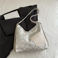 Schultertasche in Off-White mit floralem Jacquard und Leder-Taschendetail - Beige