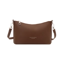 Elegante bolso de hombro tipo media luna en cuero marrón con detalles metálicos - Marrón