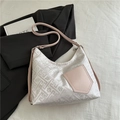 Elegante Schultertasche aus weißem Brokat mit rosa Lederbesatz und Blumenmuster - Rosa