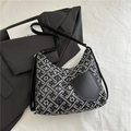 Hobo-Tasche mit schwarz-weißem Jacquard-Blumenmuster und schmalem Schultergurt - Schwarz