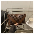 Borsa a tracolla in ecopelle marrone con rivetti neri decorativi e tracolla regolabile - caffè