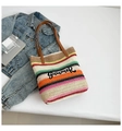 Détail d'un sac cabas rayé en paille tressée avec broderie summer et des anses marron - Style Rayé Vintage Color Block (Style 3)