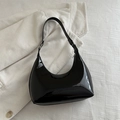Borsa a mezzaluna in pelle verniciata nera lucida con tracolla regolabile chic - Nero